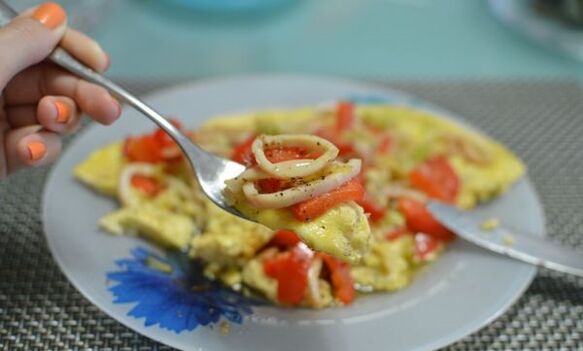 Omelette aux calmars comme régime protéiné