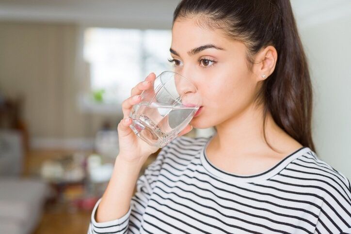 Boire régulièrement de l’eau propre est la clé pour réussir à perdre 10 kilos en un mois. 